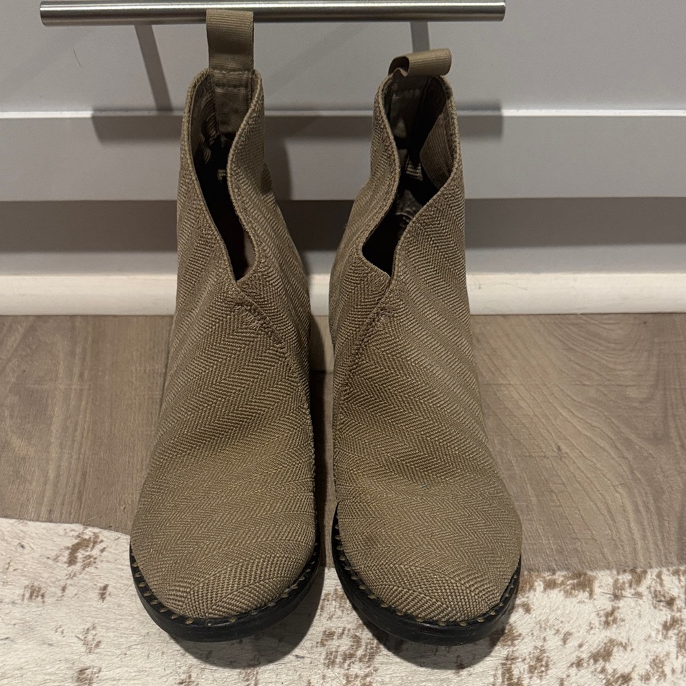 CHARLESTON SHOE CO. Tan Herringbone Chelsea Ankle Boots